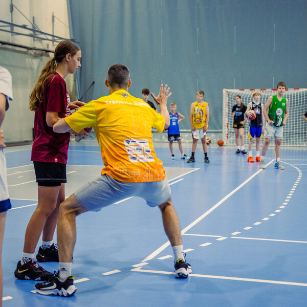 Kā apspēlēt aizsargu?