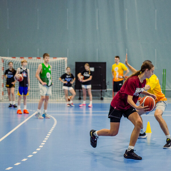 Kā apspēlēt aizsargu?