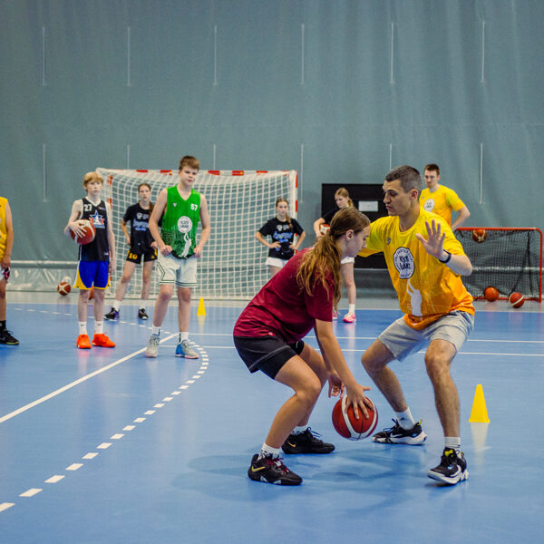 Kā apspēlēt aizsargu?