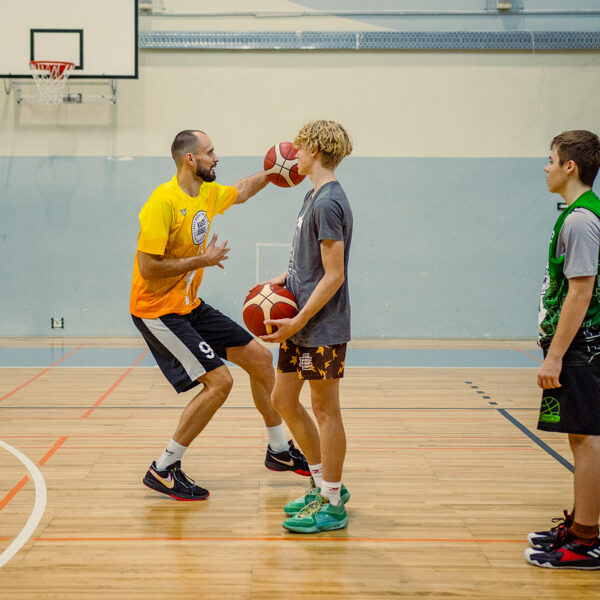 Kā apspēlēt aizsargu?