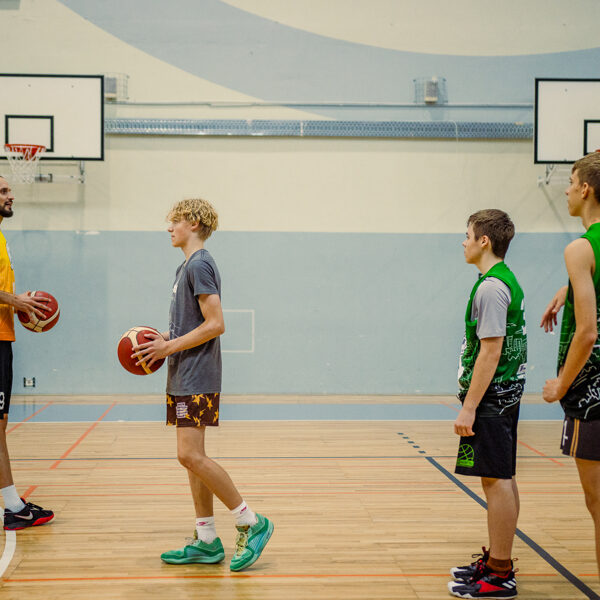 Kā apspēlēt aizsargu?