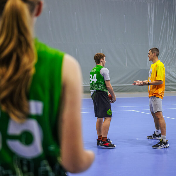 Kā apspēlēt aizsargu?