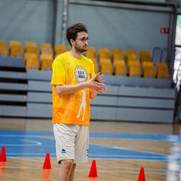 Kā apspēlēt aizsargu?