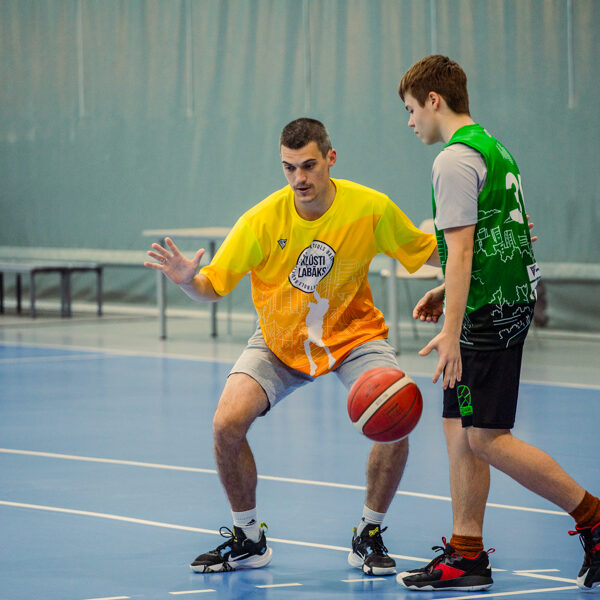 Kā apspēlēt aizsargu?