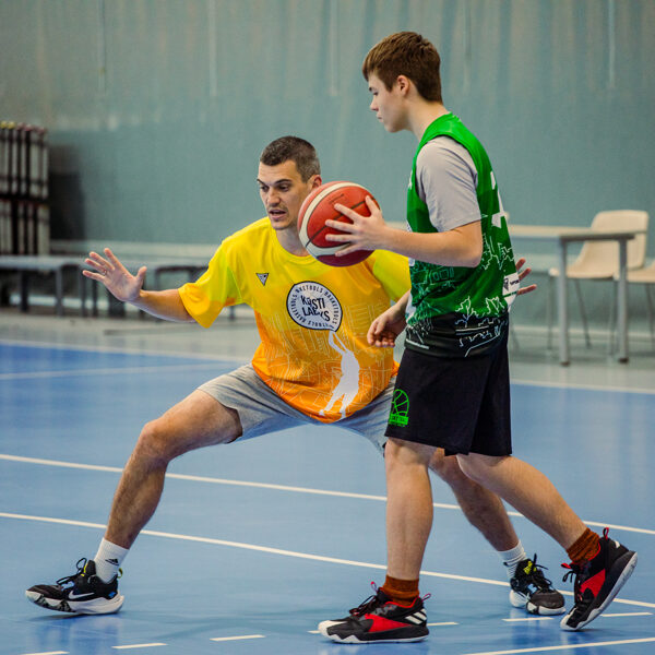 Kā apspēlēt aizsargu?