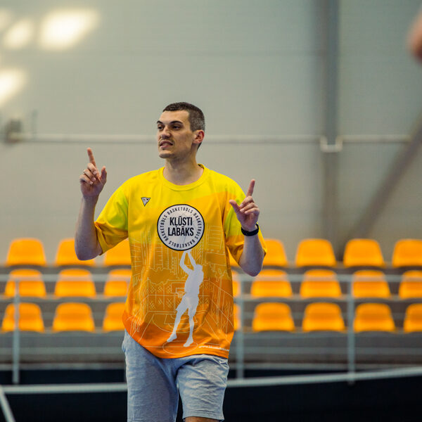 Kā apspēlēt aizsargu?