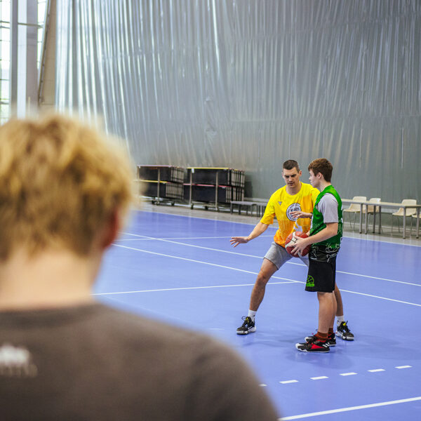 Kā apspēlēt aizsargu?