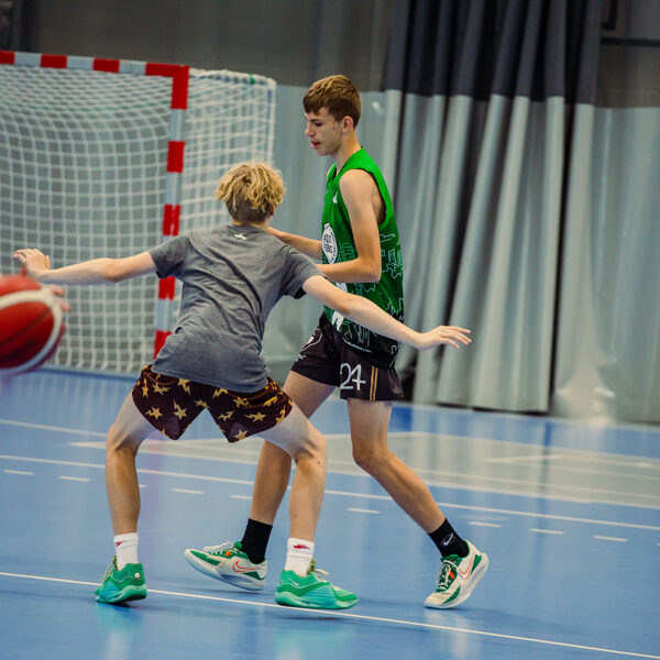 Kā apspēlēt aizsargu?