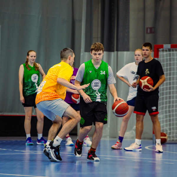 Kā apspēlēt aizsargu?