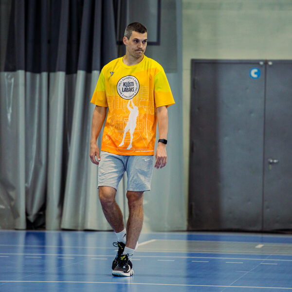 Kā apspēlēt aizsargu?