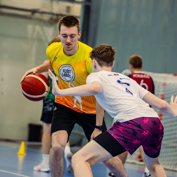 Kā apspēlēt aizsargu?