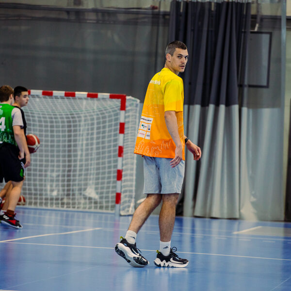 Kā apspēlēt aizsargu?