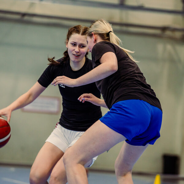 Kā apspēlēt aizsargu?