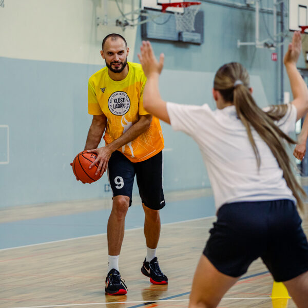 Kā apspēlēt aizsargu?