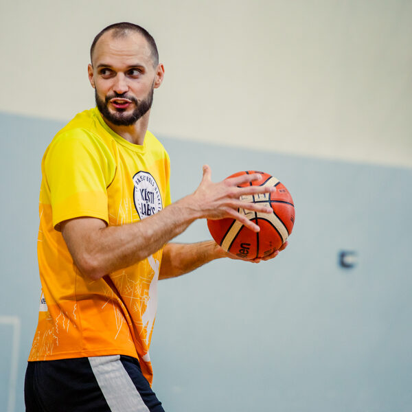 Kā apspēlēt aizsargu?