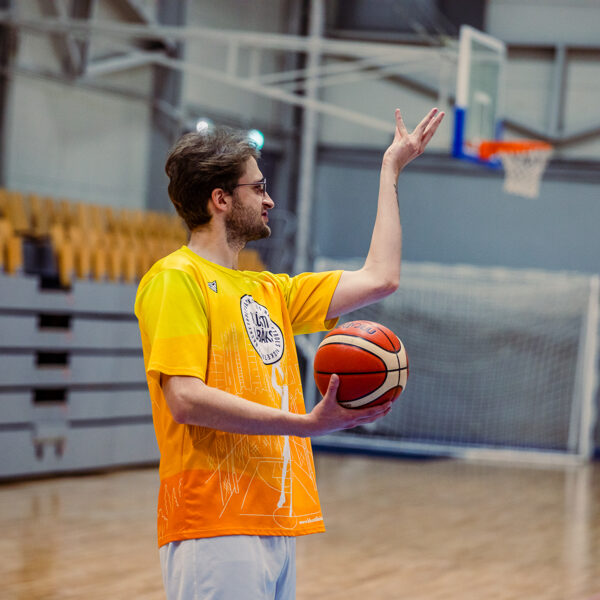 Kā apspēlēt aizsargu?