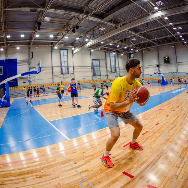 Kā apspēlēt aizsargu?