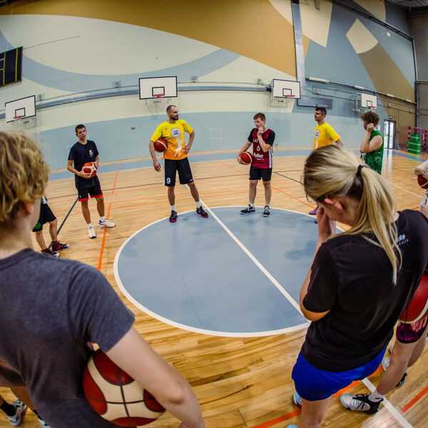 Kā apspēlēt aizsargu?