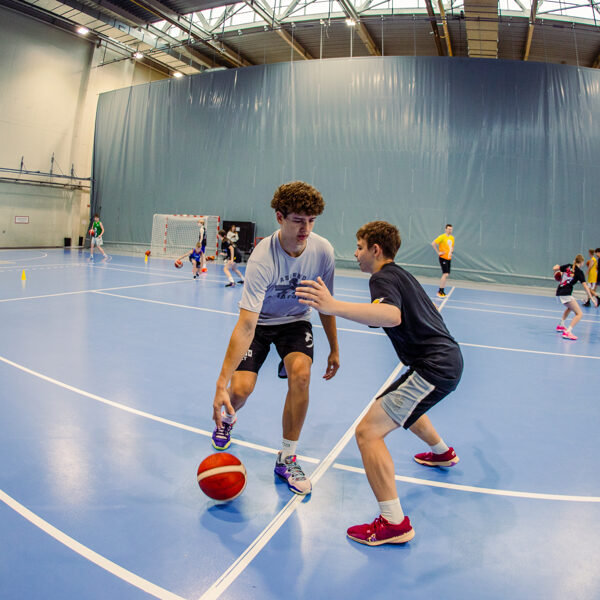 Kā apspēlēt aizsargu?