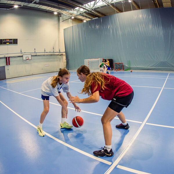 Kā apspēlēt aizsargu?