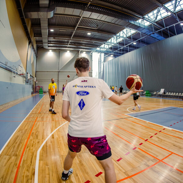 Kā apspēlēt aizsargu?