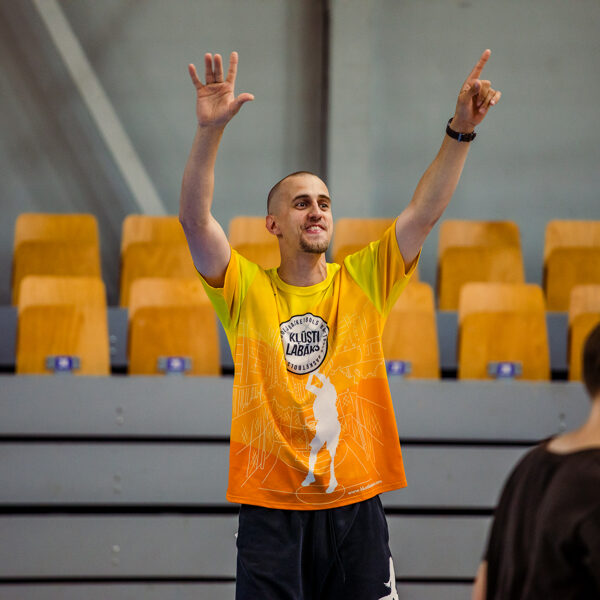 Kā apspēlēt aizsargu?