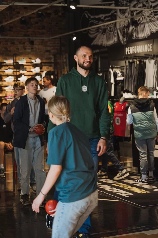 Kļūsti Labāks Vasara 2025 prezentācija Ballzy Basketball veikalā Čaka ielā