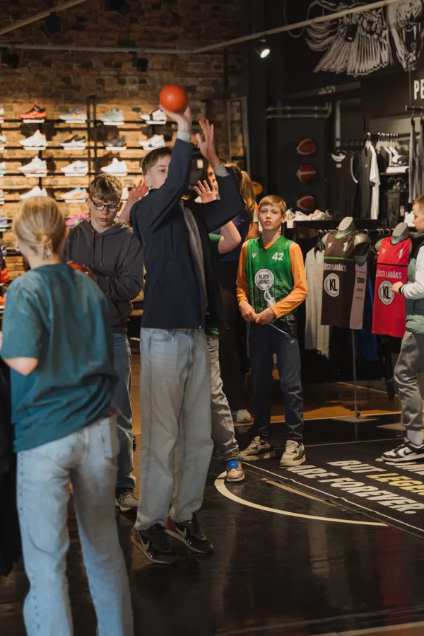 Kļūsti Labāks Vasara 2025 prezentācija Ballzy Basketball veikalā Čaka ielā
