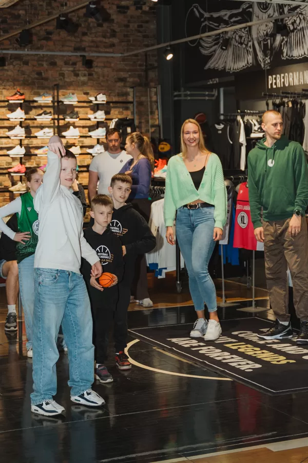 Kļūsti Labāks Vasara 2025 prezentācija Ballzy Basketball veikalā Čaka ielā