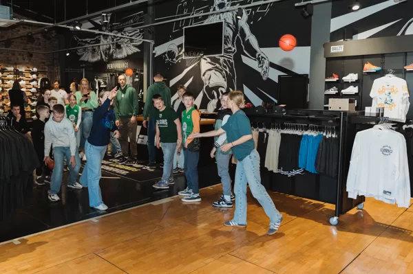 Kļūsti Labāks Vasara 2025 prezentācija Ballzy Basketball veikalā Čaka ielā