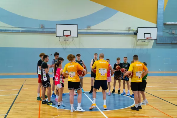 KĻŪSTI LABĀKS VASARAS BASKETBOLA TRENIŅI BĒRNIEM